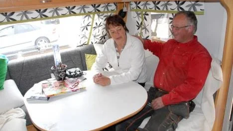 När Henrik och Marie Renström sålde Slagnäsforsens camping blev de husvilla och bor numer i husvagn. Tätt inpå varandra.
