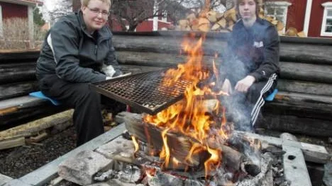Ansvariga för elden och korvgrillningen under lördagen var Robin Lundström och Tony Lidberg, elever på skolan.