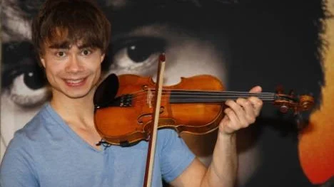 Framgångarna fortsätter. Alexander Rybak har gjort entré på inflytelserika brittiska topplistan, på plats 10.
