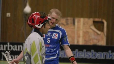 K4 IF:s Emil Lindmark, nr 5, diskuterar kanske taktik med för dagen spelande tränaren Anders Ericson.
