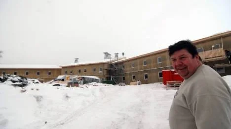 Där det förut stod några knotiga fjällbjörkar reser sig ett tvåvåningshotell, Hotell Hornavan. Delägaren Petter Sundström är full av förväntningar inför öppningen.