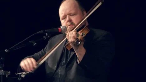 Stämningsfullt. Kalle Moraeus spelade bland annat låten "Koppången"som hans bror Per Erik skrivit.