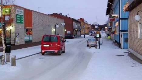 Drottninggatan i Arjeplog innebär en risk för cyklister, som hänvisas till den smala körbanan.