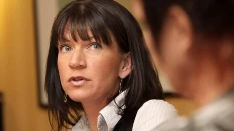 Kuratorn Hanna Modig poängterar föräldrarnas viktiga roll. Hon uppmanar föräldrar att våga ta kontakt med elevhälsan och andra myndigheter om man misstänker att barnet använder droger.