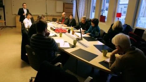 På måndag morgon samlade barn- och utbildningschef Jan-Erik Backman (stående) kommunens rektorer till överläggning om var Lekenskolans klasser ska placeras. "Det gick snabbt att komma överens om hur vi ska lösa den uppkomna krissituationen", berättar han.
