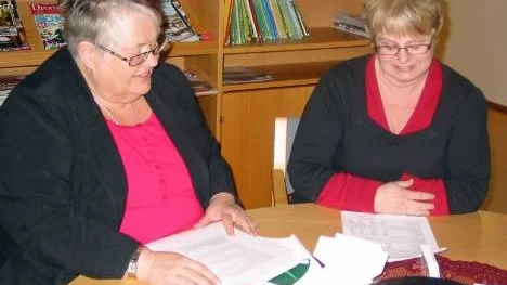 Efter många års underskott glädjer sig socialnämndens ordförande Helena Öhlund (till höger) över att nämnden verkar ha åstadkommit budget i balans 2008. Glädjen delas av Anne-Britt Ferreira, chef för individ- och familjeomsorgen.