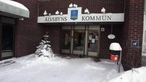 Frågan om hur en projektanställning kunde omvandlas till en tillsvidaretjänst som IT-chef utan politikens samtycke är en het potatis i Älvsbyns kommun för närvarande.
