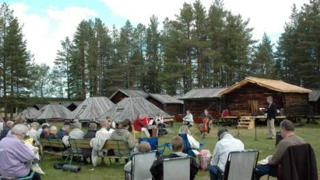 Idyllisk gudstjänst i folkton utomhus i Lappstan är numera en sommartradition i sommar-Arvidsjaur. För predikan svarade i år prästen Lars-Martin Nygren.