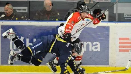 FRAMÅT. Niklas Olausson har stått för tre poäng så här långt i årets elitserie - men han väntar       fortfarande på att få sätta första pucken i mål. I kväll mot Färjestad får han en ny chans att spräcka nollan.