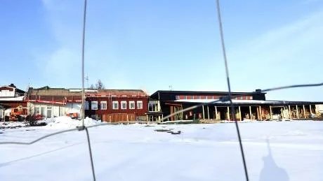 RYMS INTE. Trots utbyggnad av Rutviksskolan måste byns elever i klass 6 fortsätta att bussas till Gammelstad, ett beslut som upprör hela byn. Nu talas det om svek.