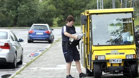 HJÄLPMEDEL. Bärvästen är ett av många hjälpmedel som brevbärarna uppmanas använda ordentligt nästa vecka.