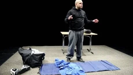 VÄCKER DEBATT. Hakim Jakobsson spelar Per Nilssons Svenne för högstadie- och gymnasieungdomar i länet.