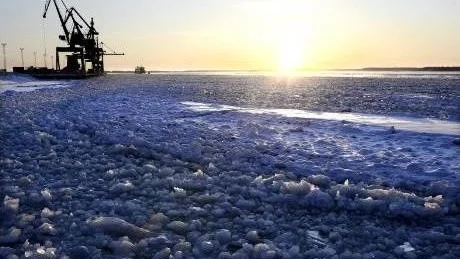 SKA FÖRDJUPAS. Sandöleden i vinterdräkt. Kommunen ska muddra större djup i leden och har nu fått dispens att dumpa muddermassorna i havet.