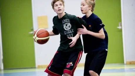 NÄRKAMP. Erik Nilsson (till vänster), förmodad lagledare för Erik & Co som kämpade febrilt i finalen mot Karl Sundkvist och dennes lag Scalebrines.
