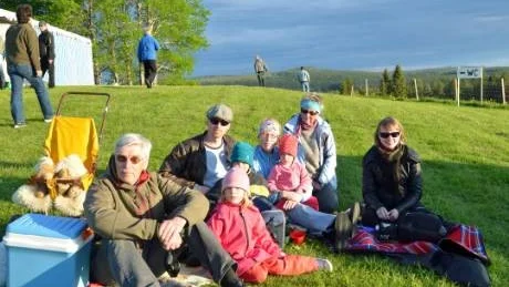 SLÄKTTRÄFF. Tre generationer Anttila med respektive samt vänner hade tagit sig till Erkheikki för festivalen. Från vänster: Alrik Anttila, sondottern Mina, 5 år, sonen Andreas med sambon Emma Larsson och yngsta dottern Alma, 2,5 år samt Margit Anttila och Ann-Kristine Semberg.