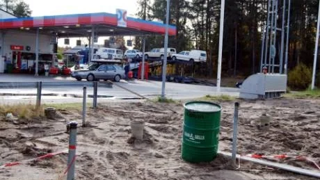Larmet kom från kunder. Tekniker upptäckte alger som trängt in i dieseltanken då kopplingen på toppen av cisternen inte hållit tätt i den vattendränkta marken. Skadan är nu reparerad.