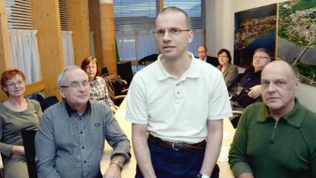 Överläkare Benno Krachler, mitten, sågar förslaget om nedläggningen av operationsverksamheten. Han får medhåll av distriktsläkare Ove Bengtsson, till vänster och överläkare Timo Erikoinen, till höger samt övriga i aktionsgruppen för Kalix sjukhus.