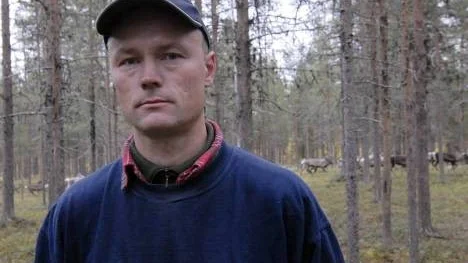 Patrik Lundgren , Östra Kikkejaurs sameby, är en av många oroliga över den ökande björnstammen. "Vi är ganska säkra på att många renar, främst kalvar, faller offer för björn", säger han och som bevis anför han att många vajor saknar kalv.