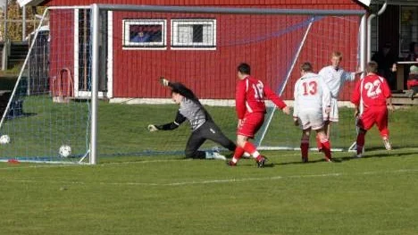Hela 17 mål hann Vistträsk få till i lördagens match mot Arjeplog i södersexan. Här rullar en av bollarna in i Arjeplogsmålet.