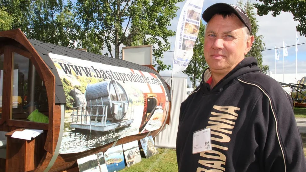 Tusentals."Jag har hållit på i 16 år och hittills har vi tillverkat 8000 bastutunnor"säger Mikael Åström.