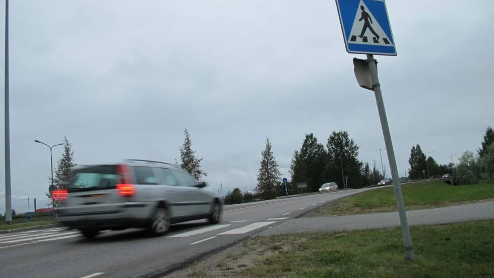PÅKÖRD. Fotgängaren var på väg över detta övergångsställe över Timmerleden mot Strömsborg när bilen passerade i hög fart, tvärbromsade, vände om och körde tillbaka rakt mot mannen.