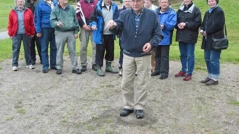 Som ett programinslag i SPF Pärlans aktivitetetsdag i Lomtjärnsparken instruerade Sören Nilsson föreningskamraterna i konsten att spela boule.