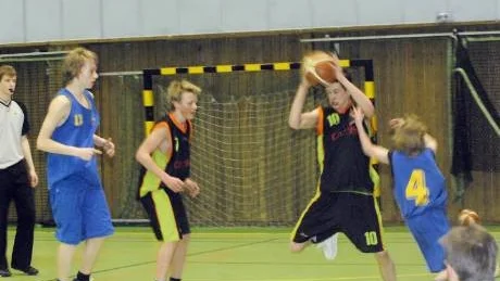 Arvidsjaurs basketkillar i klassen H 14 svarade för en bra insats vid helgen Ungdoms-DM som spelats i Arvidsjaur. Laget tog sig ända till final där man dock förlorade mot suveräna Luleålaget Höken. Två av Arvidsjaur mest framträdande spelar var Sten Lindmark (med bollen) och Andres Wiss. Här ses de i kamp med två Hökenspelare.