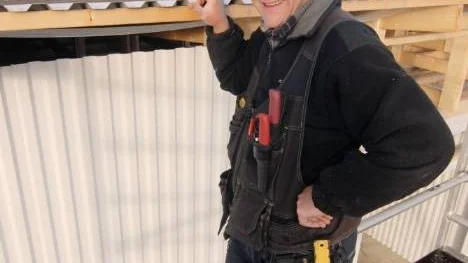 Jonas Jakobsson är så gott som åretrunt-anställd av Icemakers. För närvarande som byggare av ett fryshus.