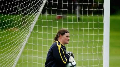 Caroline Jönsson, en av världens bästa fotbollsmålvakter, kan vara på väg till nya allsvenska laget, Piteå IF. "Jag har pratat med Piteå IF, men det finns andra alternativ också", säger Caroline som studerar i Umeå till psykolog och som i lördags spelade sin sista match för Malmö.