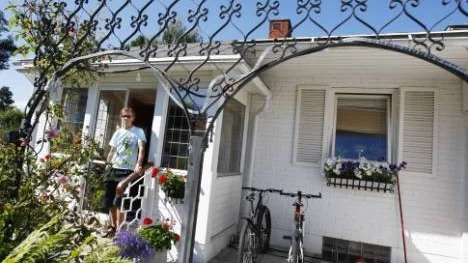 Sedan de äldsta barnen flyttade ut har Robert Skoog fått mer plats i huset än han egentligen behöver. För att dryga ut hushållskassan hyr han ut en del av huset under sommaren. "Nog skulle jag själv kunna tänka mig att tillbringa en semestervecka här" säger han.