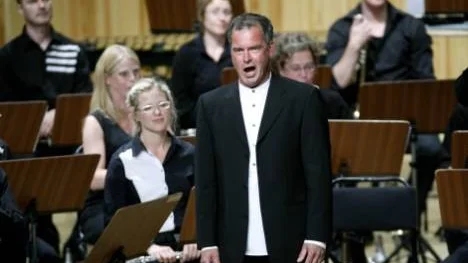 Stenhammar, Adolphsson och Taube. Olle Persson kunde både överrösta en orkester och sjunga slankt i mikrofon. Hans dramatiska ådra och fina diktion gör honom till en av Sveriges mest eftertraktade sångsolister i sitt fack.