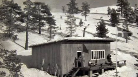 Skidstugan på Renberget har varit Arjeplogsbornas utflyktsmål sedan 1945. Kommunstyrelsen vill nu rädda byggnaden som håller på att förfalla. Bilden är tagen omkring 1960.