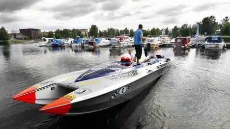 Bosse Dahlberg och Classe Johansson lägger ut från norra hamnen för ett andra försök att köra rekordsnabbt mellan Haparanda-Ystad.