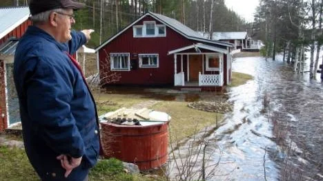 Inte sedan det extrema översvämningsåret 1995 har Lennart Lundström, fritidshusägare i Övre Tväråsel, upplevt så höga vattennivåer i Piteälven som i år. "Då gick vattnet ända upp till fönstren på övre våningen där i brorsans hus", berättar han.