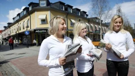 Erika Juhlin, Anna Rådman och Jessica Björkman i Infjärdens SK:s damlag delade ut den nya gratsitidningen på Byxtorget under premiärdagen. "Folk är intresserade men de flesta har redan fått den i brevlådan", berättar tjejerna.