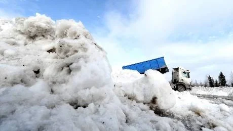 NY TIPP. Längs Betongvägen växer nya snöberg upp. Det är sedan snötippen på Porsön drabbats av snösmältning som snötransporterna flyttats dit.