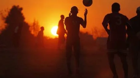 FOTBOLL DYGNET RUNT. I och med fotbolls-VM riktas sökarljuset mot Sydafrika. Den som vill fördjupa sina kunskaper om landet har en rik litteratur att botanisera i. Foto: Hassan Ammar/AP/Scanpix