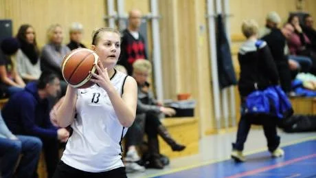 KONCENTRERAD. Bergvikens guard Alexandra Ångstrand siktar in sig på Vråkenkorgen.