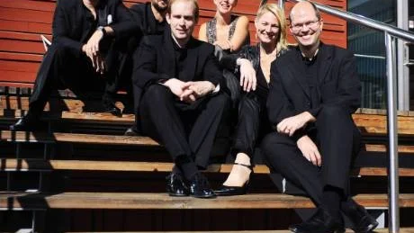 PÅ VÄG. Norrbotten Neo ger sig snart ut på en festivalturné till Portugal och Färöarna. Christian Svarfvar, Robert Ek, Sara Hammarström, David Gammelgård, Kim Hellgren och Daniel Saur. Foto: PETRA ISAKSSON