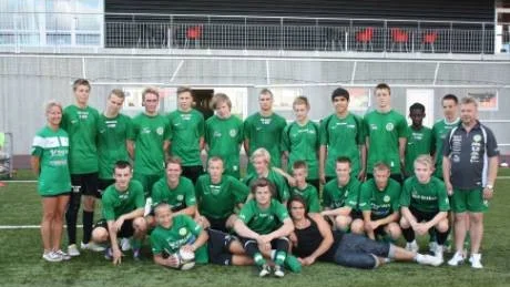 GOTHIAGÄNGET. Bodens BK:s juniorer ska åka till Gothia cup. Övre raden från vänster: Stina Nyqvist (ledare), David Selini, Fredrik Espling, Sebastian Hellström, Andreas Engström, Carl Omberg, Adam Bergström, Jesper Olsson, Alper Delen, Axel Landström, Tabar Mohammed, Max Nyqvist. Nedre raden från vänster:Emil Lundqvist, David Larsson, Philip Olofsson, Pontus Kristiansen, Oskar Nyqvist, Fredrik Lundgren, Simon Brännström, Martin Larsen Traasdahl, Jossa Sundqvist (tränare). Liggande: Jens Nordin, Ludvig Hemling, Mattias Andersson. Foto: ADAM ANDERSSOn