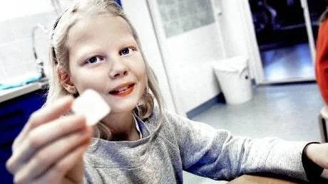KAN BLI TÄRNING. Jessica Ludwig, som går i fyran i Alvik, visar upp en plastkub som hon format själv.