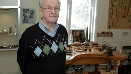 SISTE GULDSMEDEN. Bo Åström är Piteås sista guldsmed. Sedan han lade av 2001 har ingen annan tagit upp traditionen i Piteå. Nu visar han upp sin gamla verkstad på Piteå museum.