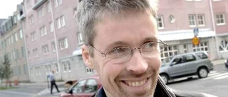Nu driver han allt - nästan
