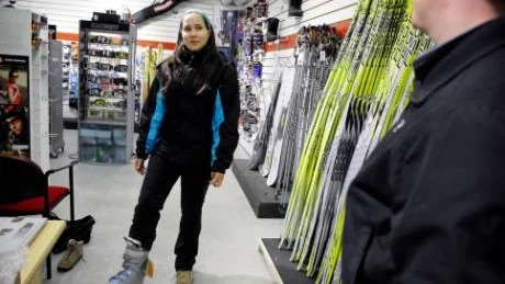 VÄNTADE IN SNÖN. "Jag har nog väntat in snön. Man vill ju se om det blir någon vinter innan man handlar", sade Jeanette Åström från Rosvik som slog till på ett par slalompjäxor i går.