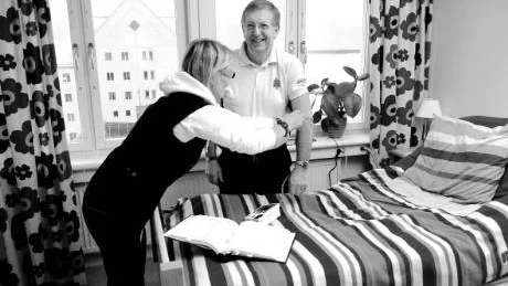 fullt frisk. Alzheimerläkemedelsstudien på Quintiles i Luleå omfattar 24 testpersoner. Fullt friska sådana dessutom. "Det här är tredje gången jag är med i en läkemedelsstudie, andra gången för just alzheimer. Och det känns både intressant och angeläget", säger Assar Lindkvist. Foto: Roland S Lundström