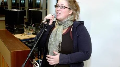 SÅNGPEDAGOG. Caroline Törnberg från Stockholm studerar för fjärde året på Musikhögskolan i Piteå och i februari startade hon sitt eget företag Vocal Devotion, där hon ger sånglektioner, just nu bland annat gratis åt 22 ungdomar i ett kommunfinansierat projekt.
