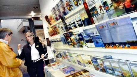 MÅNGA PÄRLOR. I går var det Turismens dag i hela landet. I Luleå märktes detta främst på turistbyrån i Kulturens hus där man passade på att pufta lite extra för kommunens alla pärlor. ”Vi Luleåbor tar nog många smultronställen för givet eller så kanske vi inte ens vet om att de finns”, sade Lena Harila, turistinformatör på Luleå turistbyrå. Foto: Petra Isaksson