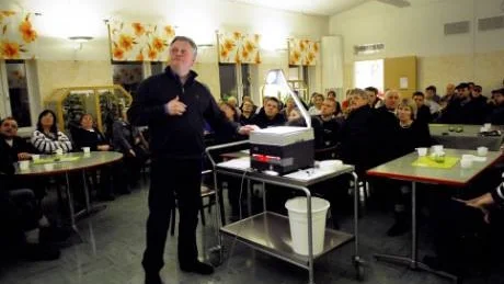 BYGDEN ENIG. Det råder andäktig tystnad när Yngve Johansson, ordförande i föräldraskolrådet, berättar om turerna kring nedläggningsbeslutet.Foto: Petra Isaksson