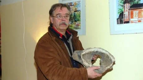 DINOSAURIEDEL. Brage Norin föreläste om växthuseffekten på vänsterpartiets öppna söndagsmöte. Han hade också med sig en ryggkota från en dinosaurie. "Jag har fått den av ett kolföretag i Kina", berättade han.Foto: PIA BÄCKSTRÖM