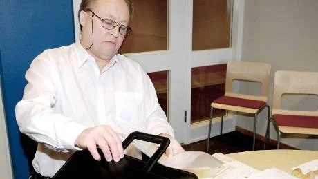 MILJONPORTFÖLJEN. Med handpenningen i portföljen grundlade Mikael Styrman återköpet av sin skogsfastighet till priset 11.150.000 kronor.